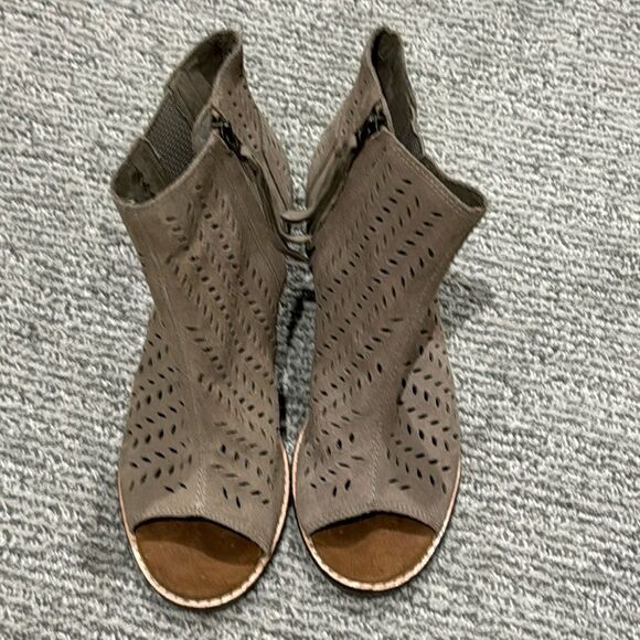 Toms  booties - Picture 1 of 4